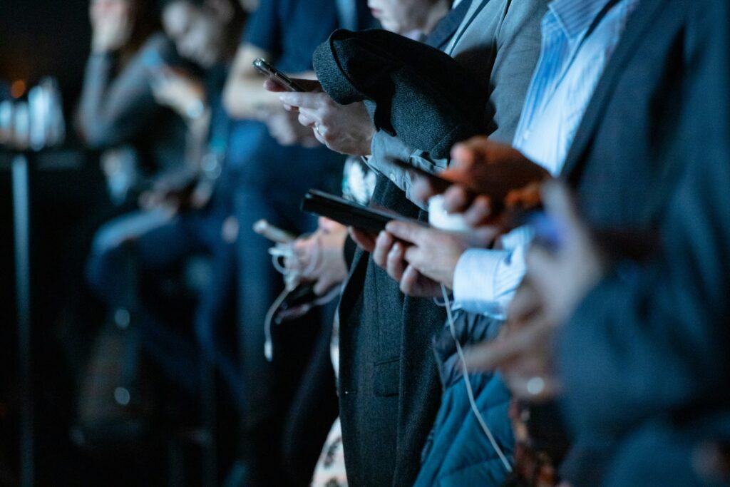 "Gefahren von Social Media" | Foto von camilo jimenez auf Unsplash